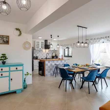 House With Pool Poli Stare Nuoni *