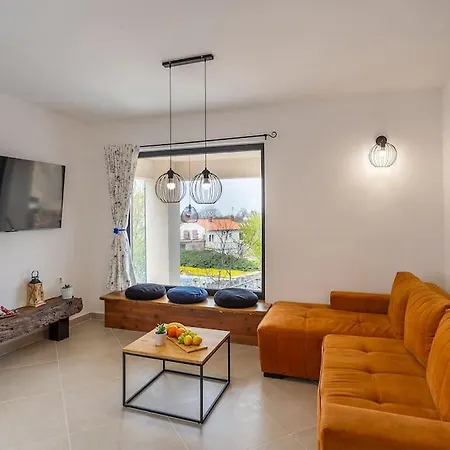 House With Pool Poli Stare Nuoni *