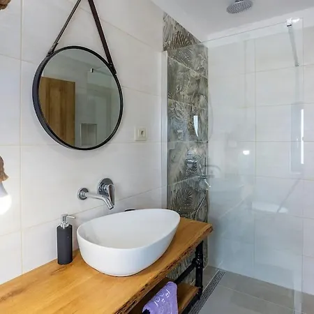 House With Pool Poli Stare Nuoni Feriehus