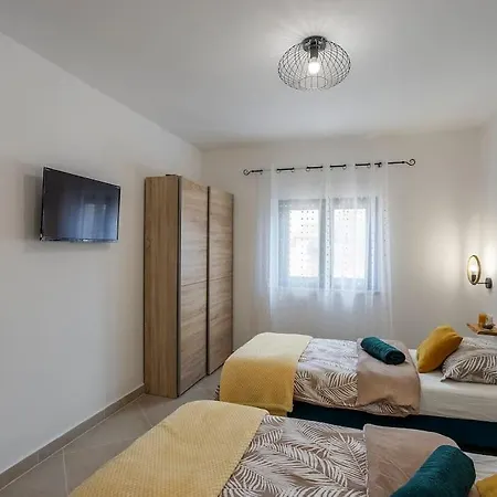 House With Pool Poli Stare Nuoni Feriehus Žminj