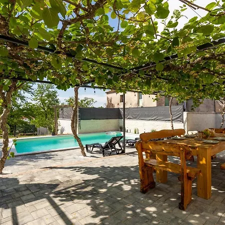 House With Pool Poli Stare Nuoni Feriehus *